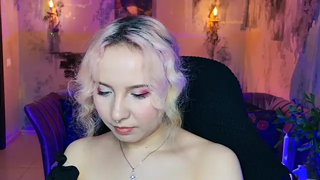 Snapshot of JasmineMilko chatting on March 7, 8:13 am JasmineMilko online show from March 7, 8:13 am