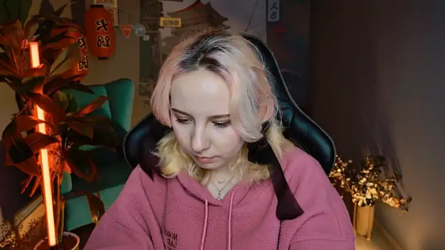 Snapshot of JasmineMilko chatting on March 9, 12:42 pm JasmineMilko online show from March 9, 12:42 pm