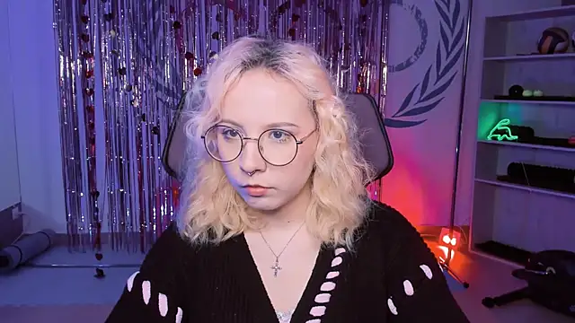 Snapshot of JasmineMilko chatting on March 12, 5:02 am JasmineMilko online show from March 12, 5:02 am