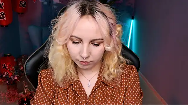 Snapshot of JasmineMilko chatting on March 18, 8:14 am JasmineMilko online show from March 18, 8:14 am