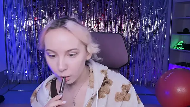 Snapshot of JasmineMilko chatting on March 19, 5:08 am JasmineMilko online show from March 19, 5:08 am