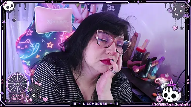 Snapshot of LiloMoon69 chatting on July 24, 9:40 am LiloMoon69 online show from July 24, 9:40 am