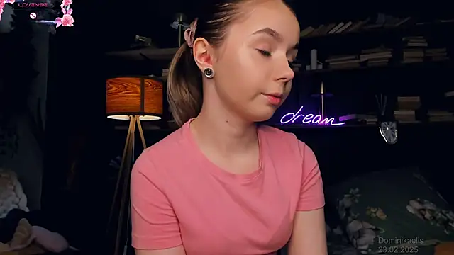 Snapshot of DominikaElis chatting on February 23, 7:38 pm DominikaElis online show from February 23, 7:38 pm