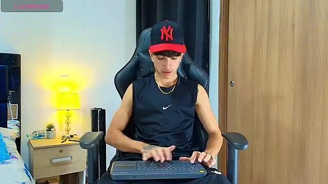  CamiloBass online show from May 13, 1:03 am