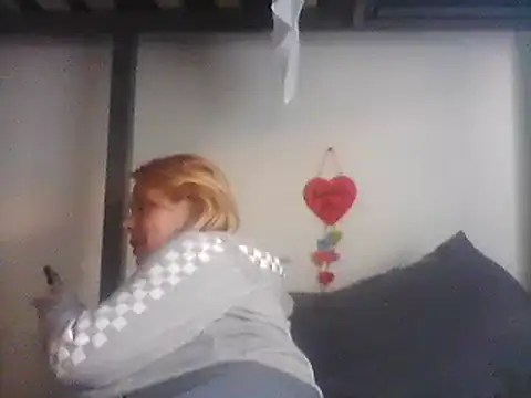 Snapshot of burrkitty chatting on December 6, 8:40 pm burrkitty online show from December 6, 8:40 pm