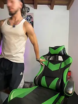 Snapshot of Valentino_Xander chatting on December 23, 3:48 am Valentino Xander online show from December 23, 3:48 am