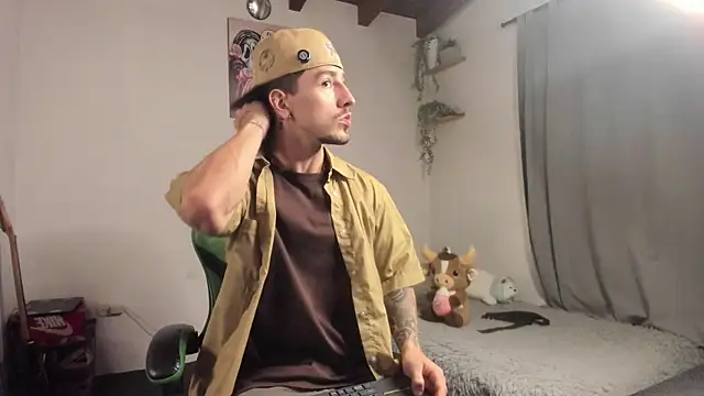 Snapshot of Valentino_Xander chatting on February 8, 4:27 am Valentino Xander online show from February 8, 4:27 am