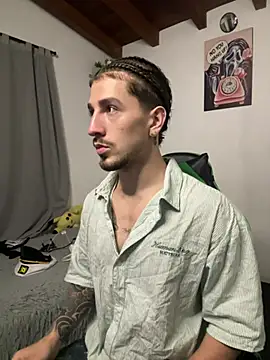 Snapshot of Valentino_Xander chatting on February 25, 5:06 am Valentino Xander online show from February 25, 5:06 am