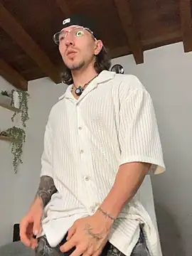 Snapshot of Valentino_Xander chatting on March 12, 4:51 am Valentino Xander online show from March 12, 4:51 am