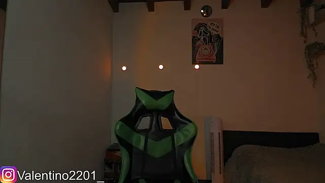 Snapshot of Valentino_Xander chatting on March 15, 3:01 am Valentino Xander online show from March 15, 3:01 am