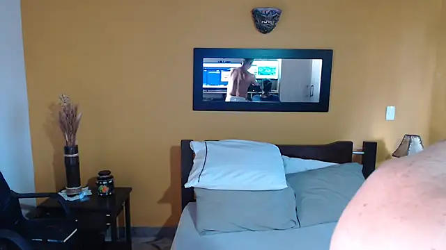 Snapshot of SaraandJuanDP chatting on February 23, 9:26 pm SaraandJuanDP online show from February 23, 9:26 pm