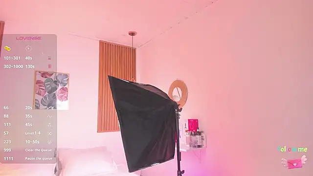 TiffanyWright online show from November 6, 1:23 pm