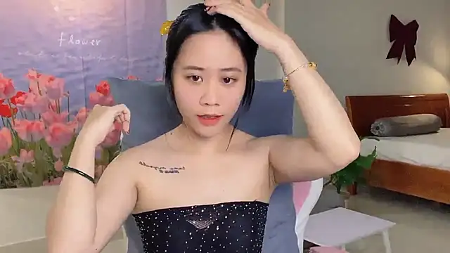 Snapshot of -rosiie- chatting on March 12, 3:13 am -rosiie- online show from March 12, 3:13 am