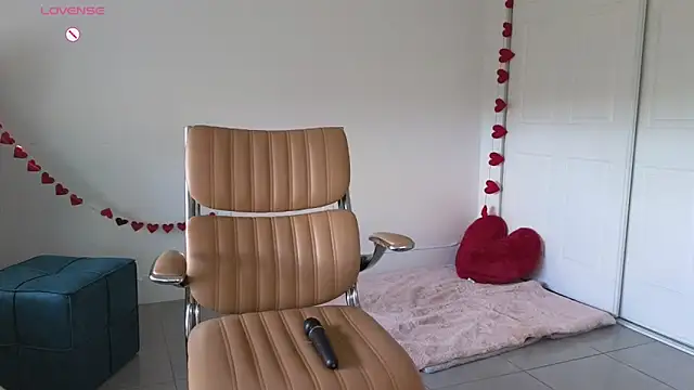 Snapshot of Sapphir3xoxo chatting on February 12, 3:16 pm Sapphir3xoxo online show from February 12, 3:16 pm