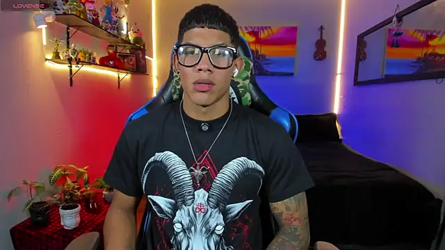 Snapshot of Damian_latinxxx chatting on July 17, 9:05 am Damian latinxxx online show from July 17, 9:05 am