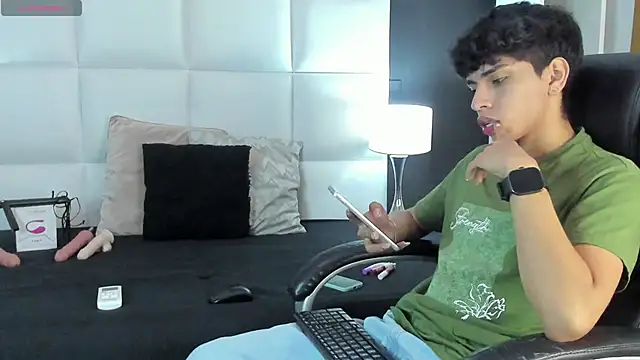 Snapshot of Santy_carrington chatting on December 9, 8:23 pm Santy carrington online show from December 9, 8:23 pm