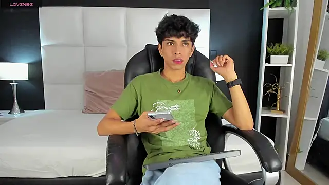 Snapshot of Santy_carrington chatting on December 19, 8:34 pm Santy carrington online show from December 19, 8:34 pm