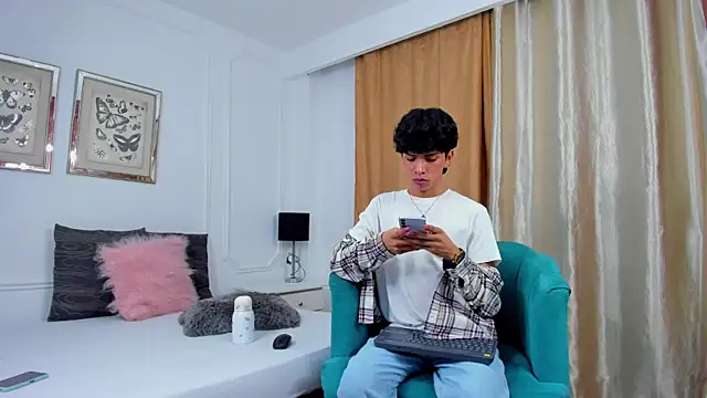 Snapshot of Santy_carrington chatting on February 13, 7:52 pm Santy carrington online show from February 13, 7:52 pm