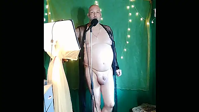 Snapshot of ShamelessMan chatting on June 21, 6:32 pm ShamelessMan online show from June 21, 6:32 pm