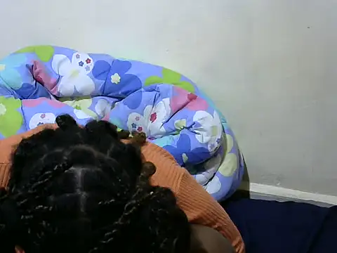 Snapshot of Thicky_kyla chatting on May 24, 12:54 pm Thicky kyla online show from May 24, 12:54 pm
