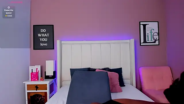 Britanymooree online show from October 23, 7:56 pm