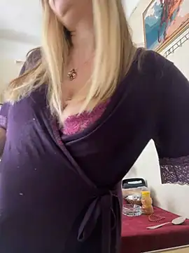 Snapshot of OlgaBuzzz chatting on February 10, 6:42 am OlgaBuzzz online show from February 10, 6:42 am