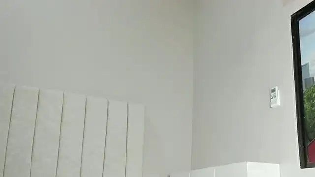 Littleolivia  online show from January 24, 1:03 pm