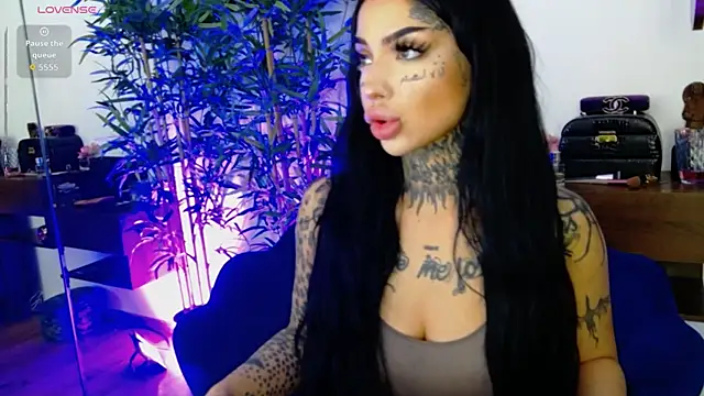 Snapshot of CreamyInkky_ chatting on December 4, 6:55 am CreamyInkky online show from December 4, 6:55 am