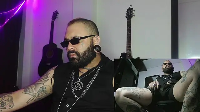 Snapshot of darkclothes chatting on December 27, 8:24 am darkclothes online show from December 27, 8:24 am