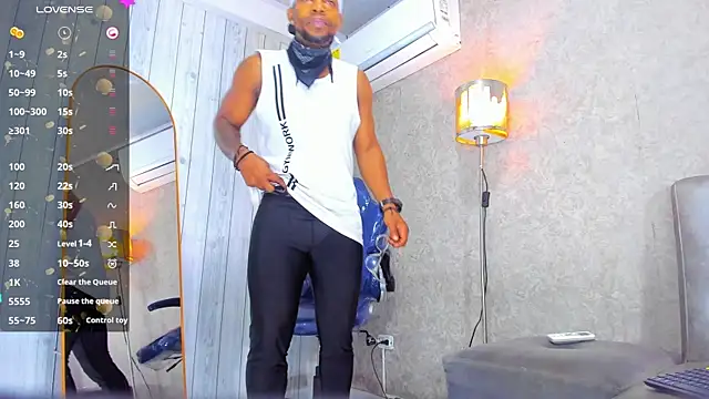 Snapshot of RicoBrown777_ chatting on August 3, 12:32 pm RicoBrown777 online show from August 3, 12:32 pm