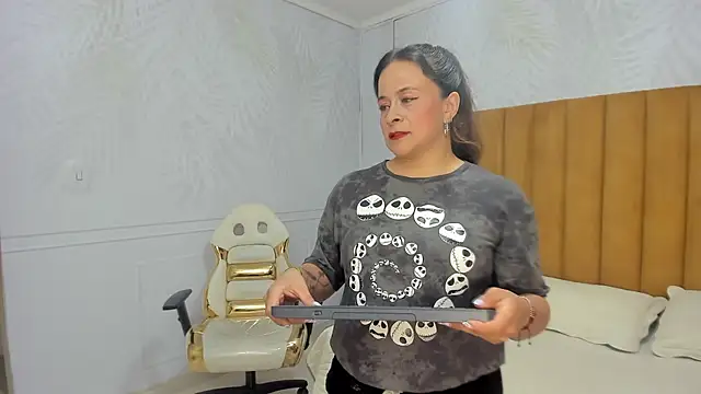 Snapshot of Daphne81_ chatting on January 29, 2:19 am Daphne81  online show from January 29, 2:19 am