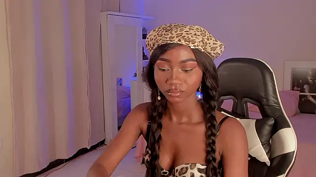 Snapshot of SavannahWildee chatting on December 5, 8:55 pm SavannahWildee online show from December 5, 8:55 pm