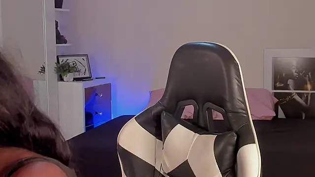 Snapshot of SavannahWildee chatting on December 6, 7:23 pm SavannahWildee online show from December 6, 7:23 pm