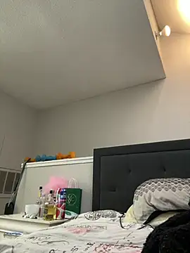 Snapshot of LillShayy chatting on February 13, 5:48 am LillShayy online show from February 13, 5:48 am