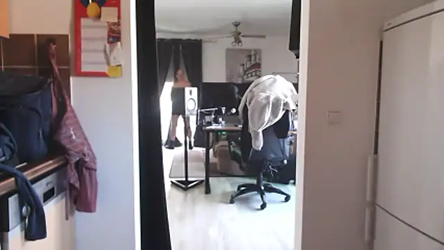 Nomi1612 online show from April 11, 7:45 am