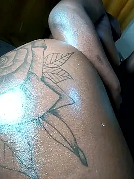 Snapshot of Hugemassivebootie chatting on November 8, 8:47 am Hugemassivebootie online show from November 8, 8:47 am