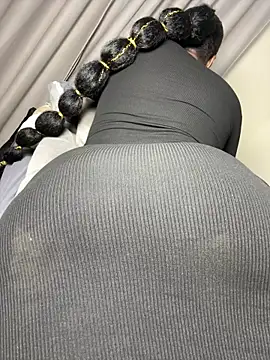 Hugemassivebootie online show from June 5, 6:24 pm