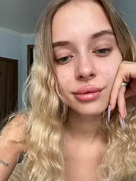 Snapshot of enjoy_my_beauty chatting on July 18, 6:17 am enjoy my beauty online show from July 18, 6:17 am