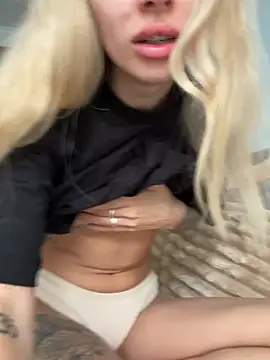 Snapshot of enjoy_my_beauty chatting on July 20, 6:06 am enjoy my beauty online show from July 20, 6:06 am
