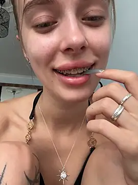Snapshot of enjoy_my_beauty chatting on August 1, 6:34 am enjoy my beauty online show from August 1, 6:34 am