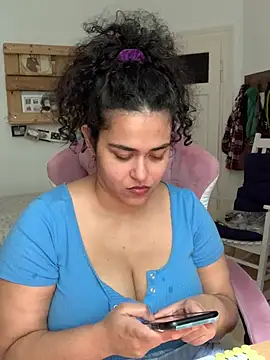 Snapshot of Curvydesifromgermany chatting on July 3, 12:33 pm Curvydesifromgermany online show from July 3, 12:33 pm