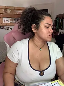 Snapshot of Curvydesifromgermany chatting on July 10, 12:52 pm Curvydesifromgermany online show from July 10, 12:52 pm