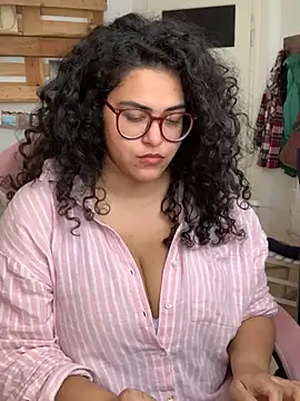 Snapshot of Curvydesifromgermany chatting on August 4, 9:34 am Curvydesifromgermany online show from August 4, 9:34 am