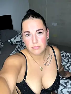 Snapshot of xlinastarrx chatting on October 1, 7:42 pm xlinastarrx online show from October 1, 7:42 pm