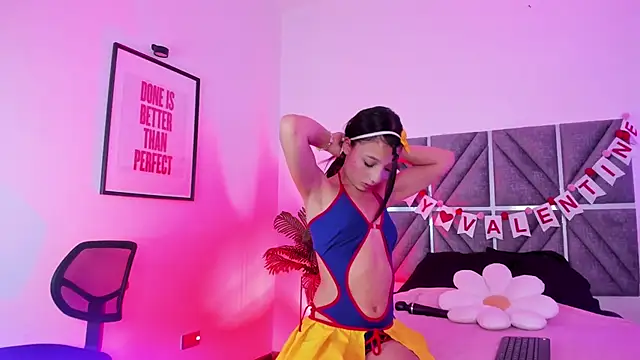 Laura Dicardy online show from February 13, 7:43 pm