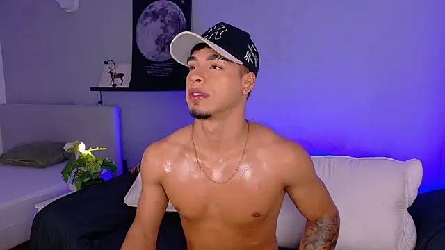 Snapshot of Ken-boy_ chatting on August 6, 10:39 am Ken-boy online show from August 6, 10:39 am