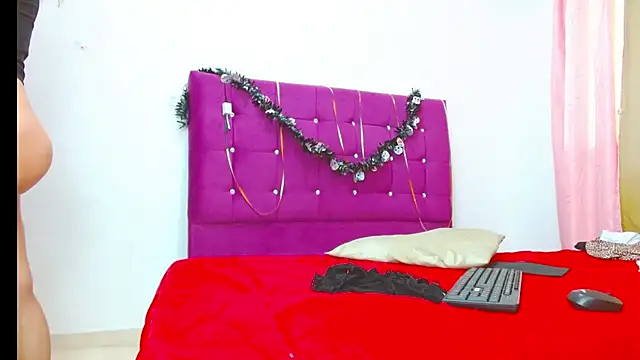 Snapshot of chantalsemenova1 chatting on November 29, 8:34 pm chantalsemenova1 online show from November 29, 8:34 pm