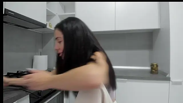 Snapshot of Emmapmg chatting on November 18, 10:31 am Emmapmg online show from November 18, 10:31 am