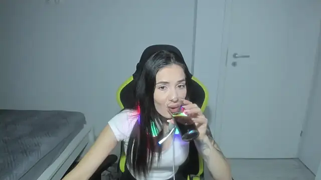 Snapshot of Emmapmg chatting on December 15, 6:34 pm Emmapmg online show from December 15, 6:34 pm