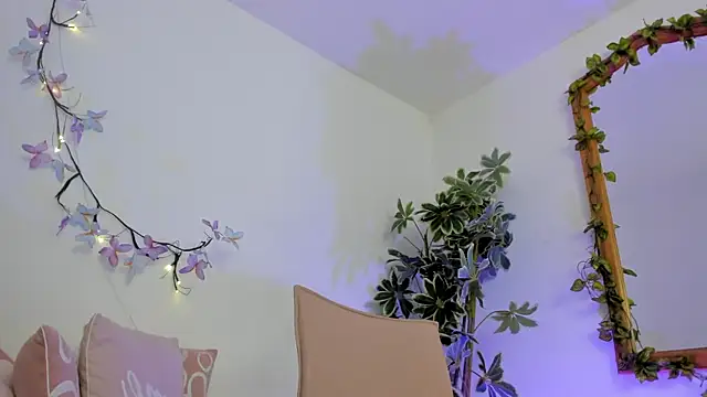 Snapshot of BonnieCute_ chatting on October 1, 12:27 am BonnieCute online show from October 1, 12:27 am